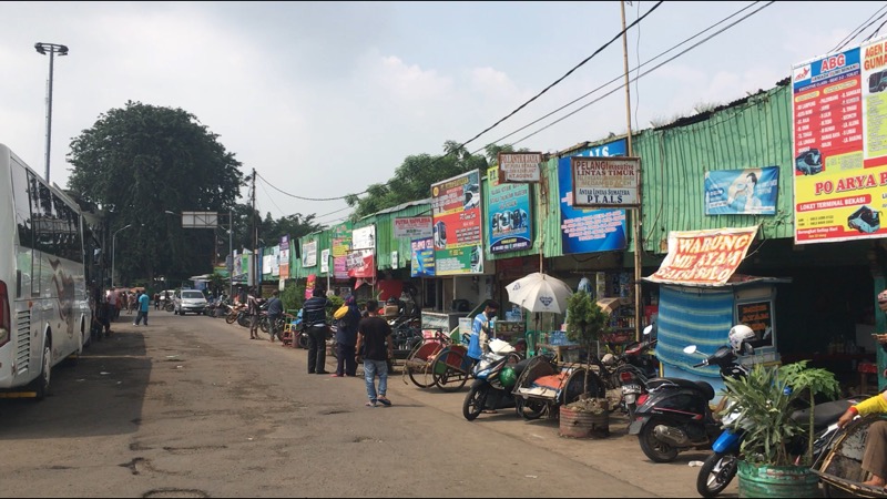 Agen penjualan tiket bus di Terminal Induk Kota Bekasi, Sabtu (17/4/2021). Foto: BeritaTrans.com.