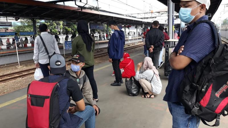 Banyak pedagang naik KRL dari Stasiun Tanah Abang, Sabtu, 17 April 2021. Foto: BeritaTrans.com dan Aksi.id.