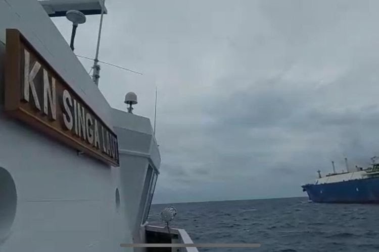  Lihat Foto Bakamla RI Kapal Badan Keamanan Laut (Bakamla), KN Singa Laut-402 memberi peringatan kepada kapal tanker asal Yunani karena mondar-mandir di Perairan Maluku, Maluku, Jumat (16/4/2021).