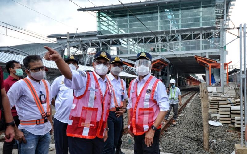 Menteri Perhubungan Budi Karya Sumadi saat meninjau Stasiun Bekasi, Jawa Barat, Ahad (18/4/2021).