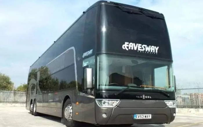 Manchester United (MU) punya bus super mewah yang dipakai untuk bepergian saat main tandang. Kendaraan tempur itu dilengkapi banyak fasilitas keren. (Foto: The Sun)
