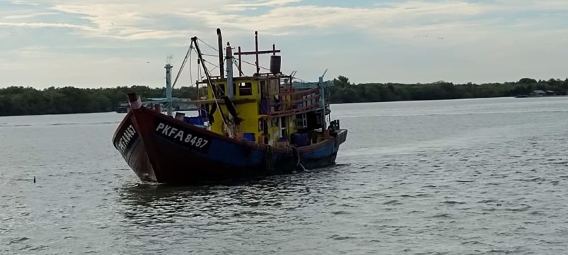 Kementerian Kelautan dan Perikanan (KKP) menangkap satu kapal ikan asing ilegal berbendera Malaysia di WPPNRI 571 Selat Malaka pada Sabtu (17/4/2021). Foto: KKP