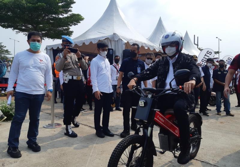 Menteri Perhubungan, Budi Karya Sumadi mencoba motor listrik buatan anak bangsa pada sosialisasi kendaraan listrik di Stasiun Bekasi Timur, Jawa Barat, Ahad (18/4/2021).