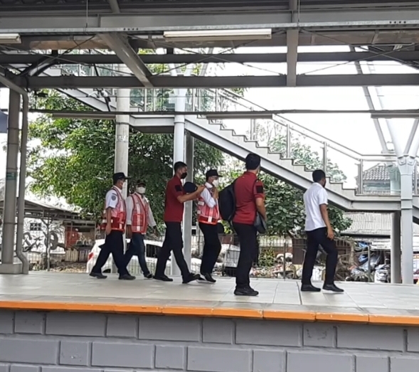 Menteri Perhubungan, Budi Karya Sumadi beserta rombongan akan naik KRL di Stasiun Bekasi Timur, Ahad (18/4/2021).
