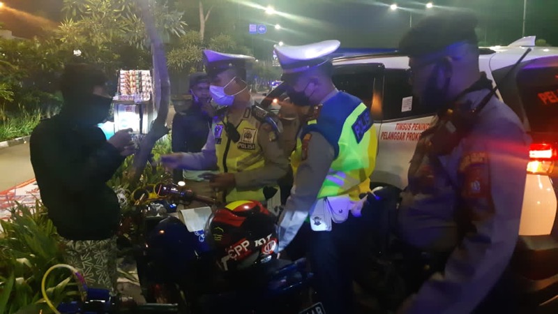 Polres Metro Bekasi Kota terus menggelar patroli dan penindakan dalam mencegah kerumunan yang berpotensi penularan Covid-19, knalpot bising, penindakan kejahatan jalanan dan balap liar (Bali) di wilayah Kota Bekasi. Foto: Polres Metro Bekasi.