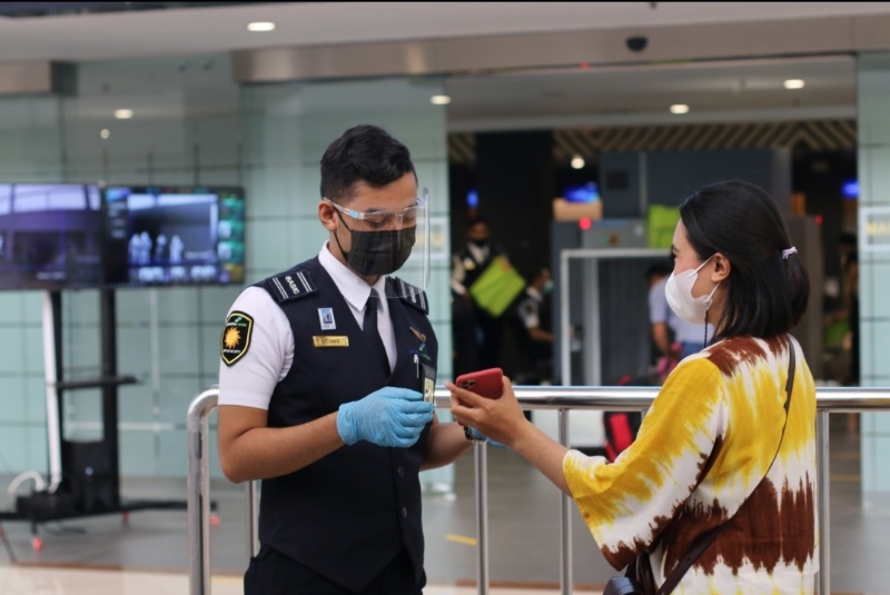 Calon penumpang memperlihatkan e-ticket kepada petugas Aviation Security Bandara Juanda Surabaya (API)_