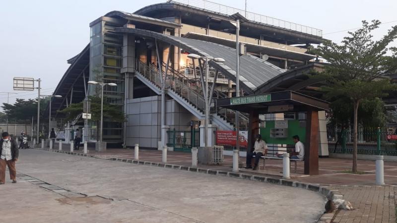 Stasiun Bekasi Timur sepi penumpang KRL, Senin pagi, 19 April 2021. Foto: BerotaTrans.com dan Aksi.id.