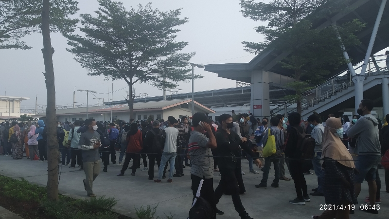 Calon penumpang KRL di Stasiun Cikarang (foto:BeritaTrans.com/ahmad) 