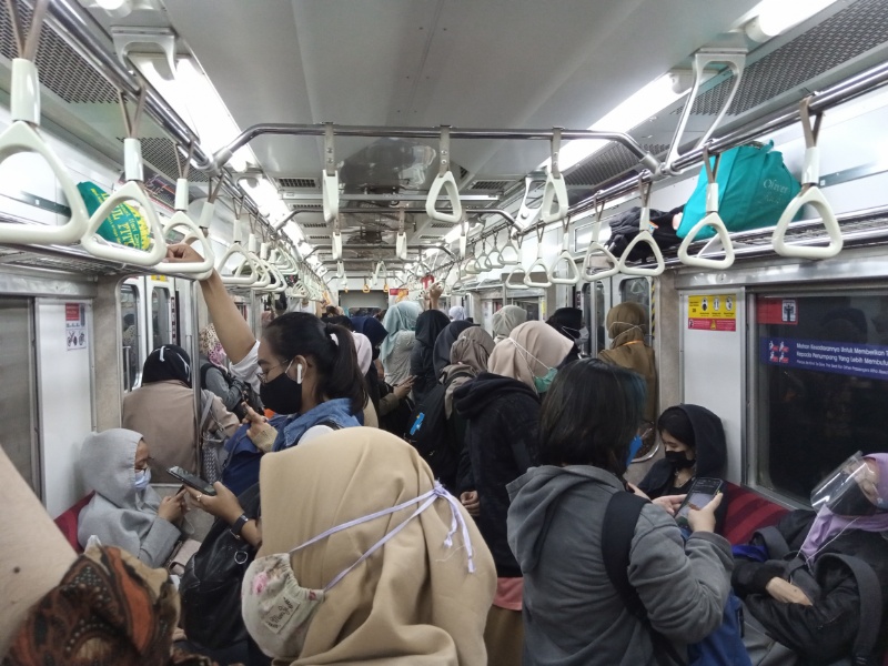 Suasana di kereta khusus perempuan KRL tujuan Bogor