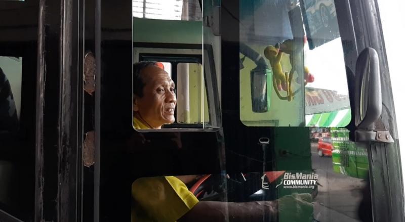 Suroto sedang mengemudikan bus Maju Lancar jurusan Jakarta-Wonosari.