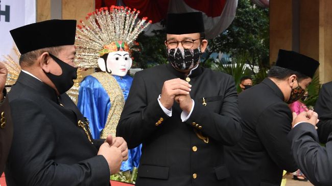Gubernur DKI Jakarta Anies Baswedan (tengah) saat peringatan HUT ke-493 Kota Jakarta di halaman Balai Kota DKI Jakarta.