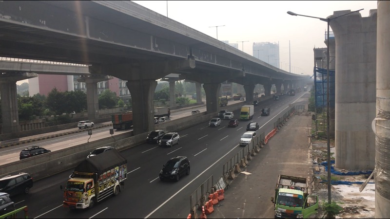 Tol Cikampek arah Jakarta dan Cikarang ramai lancar, Selasa (20/4/2021). Foto: BeritaTrans.com