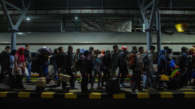 Penumpang Kereta Api (KA) Senja Utama rute Jakarta-Yogyakarta turun dari gerbong di Stasiun Yogyakarta, Sabtu (2/7).