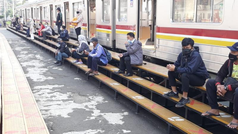 Calon penumpang KRL duduk nyantai di peron Stasiun Manggarai, Jakarta Selatan, Rabu, 21 April 2021. Foto: BeritaTrans.com dan Aksi.id.