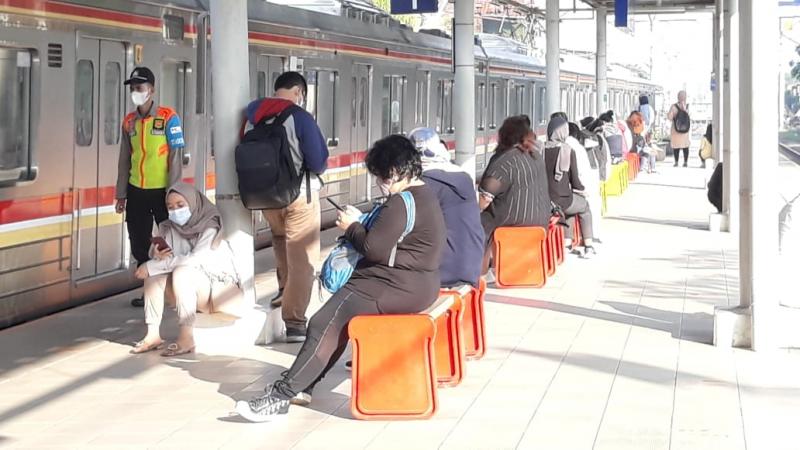 Penumpang tampak agak lengang di Stasiun Bekasi Timur, Rabu, 21 April 2021. Foto: BeritaTrans.com dan Aksi.id