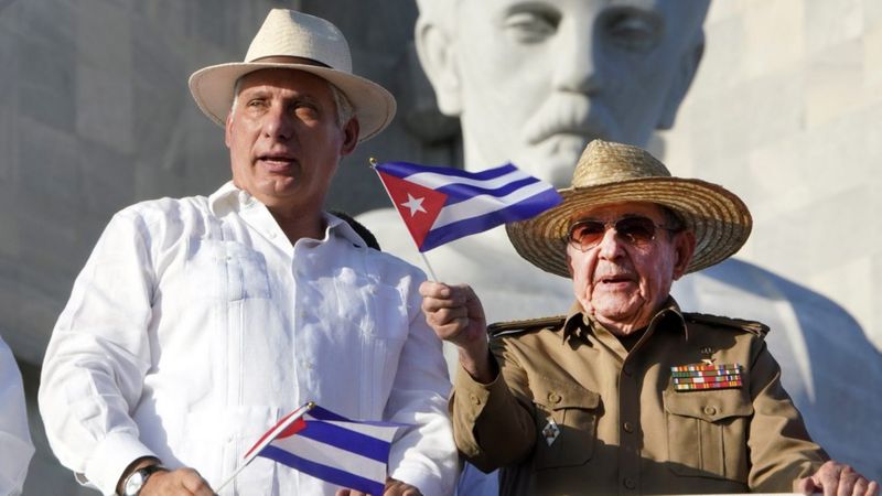 Miguel Díaz-Canel (kiri) akan menggantikan Raúl Castro sebagai pemimpin Partai Komunis Kuba sekaligus menandai berakhirnya era Castro bersaudara. (GETTY IMAGES)