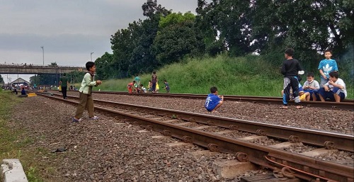 Jalur atau rel kereta api jadi lokasi menunggu waktu buka puasa atau ngabuburit bisa membahayakan. (Ist.)