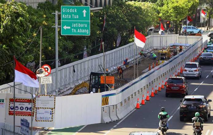 Pekerja mengerjakan utility test pit dan archaeological test pit fase 2 MRT Jakarta di Jalan MH Thamrin, Jakarta, Senin, 31 Agustus 2020. (Istimewa)