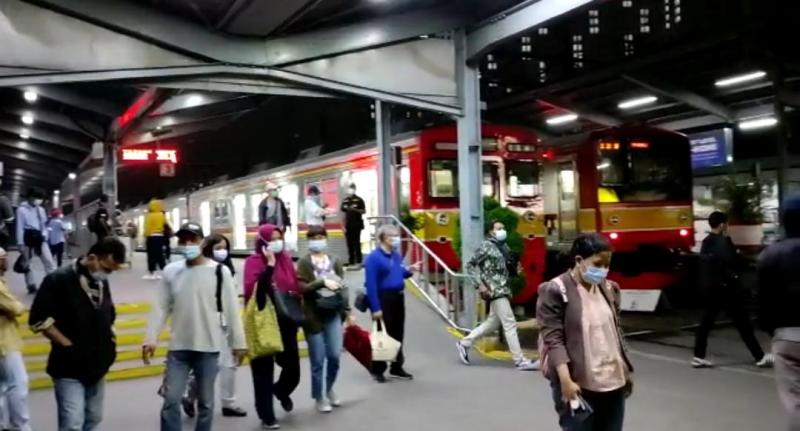 Perempuan-perempuan itu tiba di Stasiun Bekasi, Selasa (20/4/2021) malam. Foto: BeritaTrans.com dan Aksi.id.