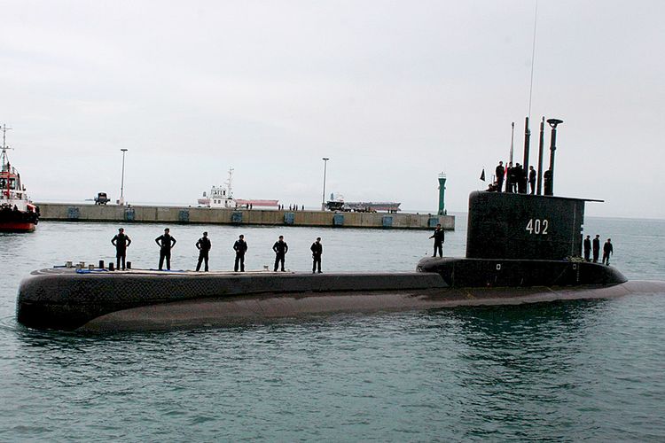 Kapal selam KRI Nanggala-402 berlayar mendekati dermaga Indah Kiat di Kota Cilegon, Banten, beberapa waktu lalu. Foto: Kompas.com.