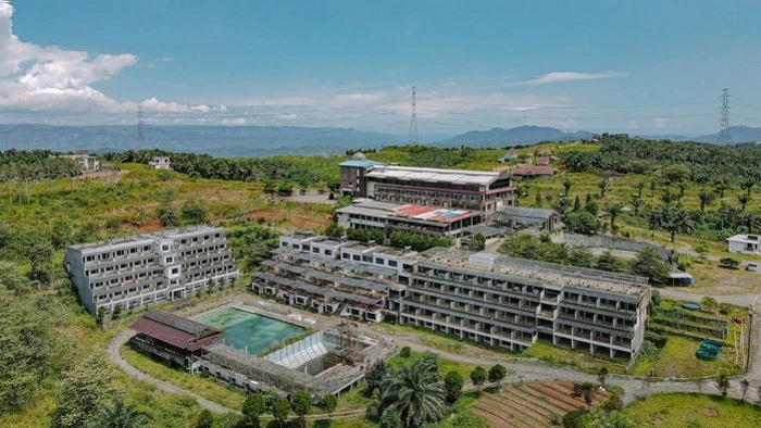 Bangunan hotel tak terurus dan sepi pengunjung yang berada di lahan milik keluarga Handoko seluas 1.000 ha di Cikidang, Sukabumi yang disebut-sebut akan dibangung menjadi Kawasan Ekonomi Khusus `Bukit Algoritma`.(Supplied: Tirto.Id/Adi Renaldi)