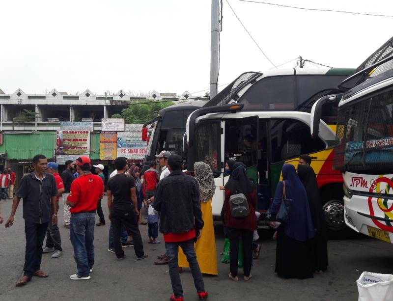 Suasana Terminal Bekasi dipenuhi penumpang bus.(Ist)