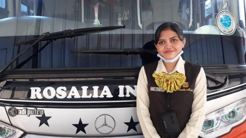 Melayani penumpang menjadi pekerjaan utama Elvi sebagai pramugari bus Rosalia Indah. Foto: BeritaTrans.com dan Aksi.idm