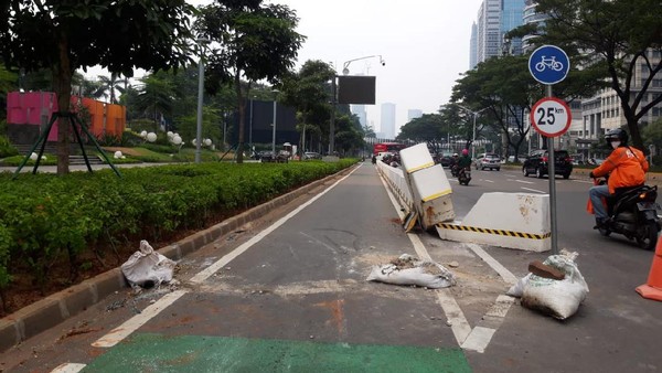 Beton pembatas jalur sepeda di Sudirman ditabrak mobil. (Rakha Arlyanto/detikcom)
