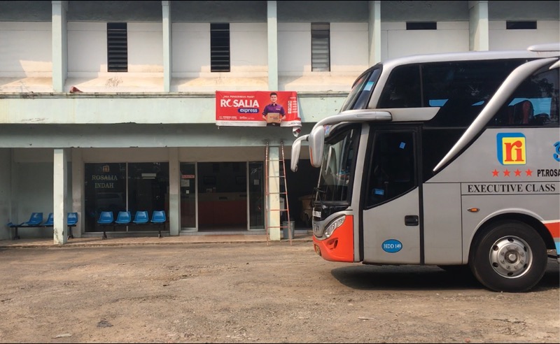 Pool dan agen tiket bus Rosalia Indah di Pondok Ungu, Bekasi, Jumat (23/4/2021). Foto: BeritaTrans.com.