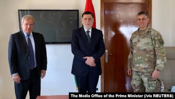 Komandan Komando AS di Afrika (AFRICOM), Jenderal Stephen Townsend (kanan), bersama Perdana Menteri Libya Fayez al-Serraj dan Duta Besar AS untuk Libya, Richard Norland, di Zuwara, Libya, 22 Juni 2020. (Foto: Kantor Perdana Menteri Libya via Reuters)