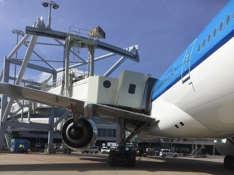Pesawat baru Boeing 777-300ER KLM rusak terserempet jembatan jet. Foto: Instagram @schipolregio.
