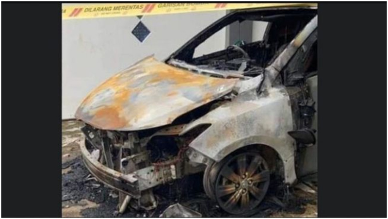 Toyota Vios dibakar oleh rentenir yang salah sasaran (foto:istimewa/World of Buzz/suara.com)