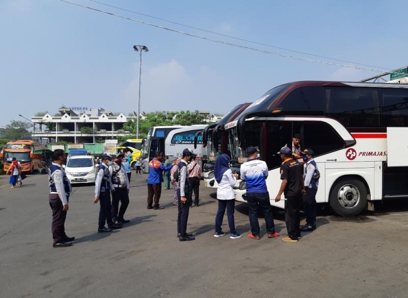UPKB Kota Bekasi dan pihak Terminal Bekasi melakukan Ramp Check kepada sejumlah bus yang ada di Terminal Kota Bekasi pada Jumat (23/4/2021).