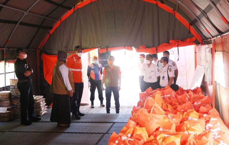 Penyaluran bantuan sembako oleh PT KAI kepada masyarakat terdampak gempa di Kabupaten Malang.