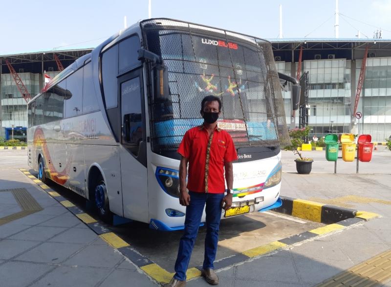 Kru bus PO Putra Pelangi jurusan Jakarta-Medan, Mirza, 54 tahun. 