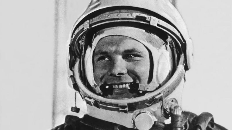 Senyum mempesona Gagarin membantunya menjadi salah satu orang paling dikenal di planet ini. (SUMBER GAMBAR,GAMMA KEYSTONE/GETTY IMAGES) 