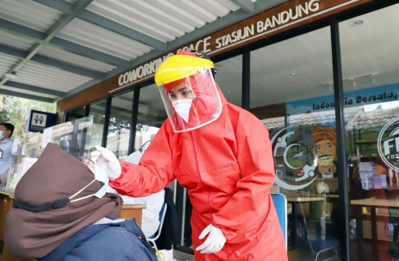 Pemerikasaan Covid-19 di Stasiun Bandung.