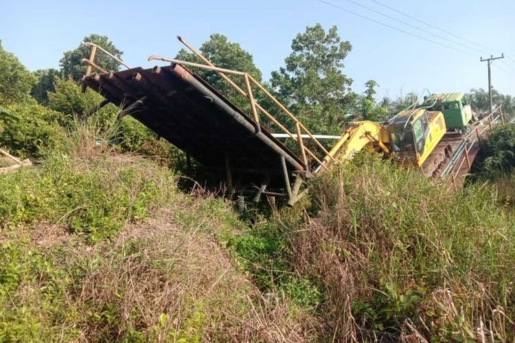 Jembatan besi di KTM Sungai Rambutan Ogan Ilir Sumatera Selatan ambruk saat dilewati kendaraan tronton yang membawa alat berat.(hand out)