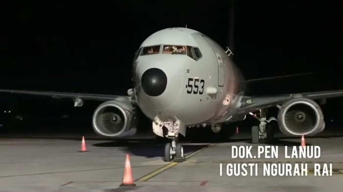 Pesawat US P8 Poseidon milik Amerika Serikat mendarat di Bandara Ngurah Rai Bali untuk membantu pencarian KRI Nanggala 402. Foto: Detik.com