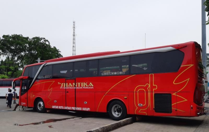 Bus PO New Shantika jurusan Jakarta-Jepara.