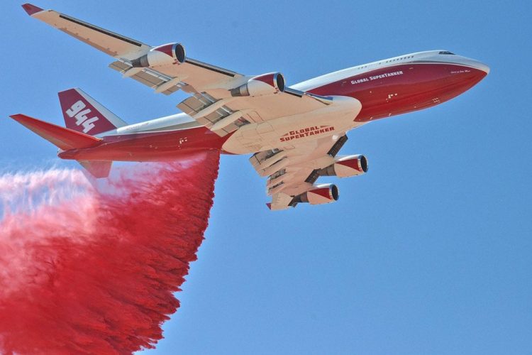 Pesawat Boeing 747 supertanker dilibatkan dalam pemadaman kebakaran lahan.