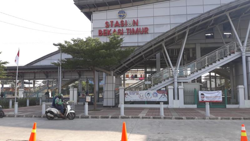 Penumpang tampak sepi di Stasiun Bekasi Timur, Senin (26/4/2031). Foto: BeritaTrans.com dan Aksi.id
