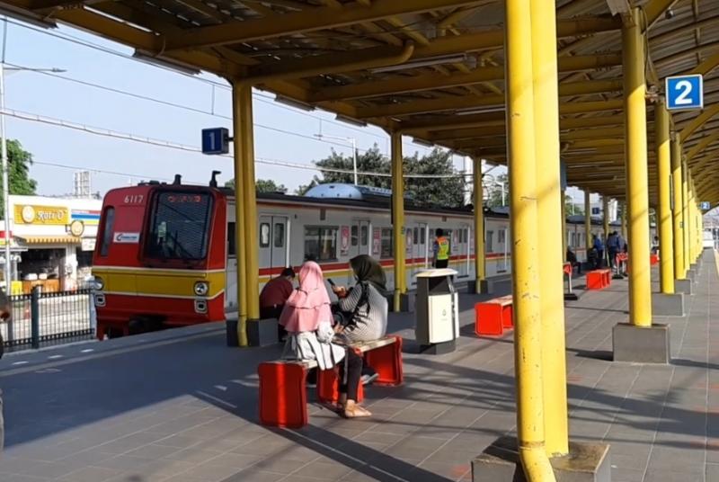 KRL arah Cikarang berhenti di Stasiun Kranji untuk menurunkan dan menaikkan penumpang. 