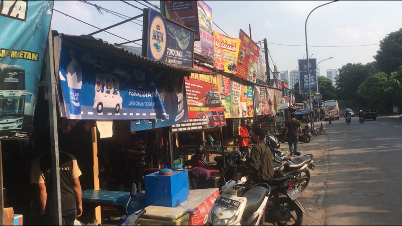 Agen penjualan tiket bus di Jalan HM Joyomartono, Bulak Kapal, Bekasi, Senin (26/4/2021). Foto: BeritaTrans.com.