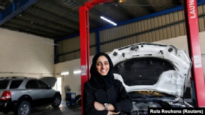 Huda al-Matroushi, seorang perempuan Emirat yang memiliki dan mengoperasikan bengkel mobil, berpose di bengkelnya di Sharjah, Uni Emirat Arab, 21 April 2021. (Foto: Rula Rouhana/Reuters)
