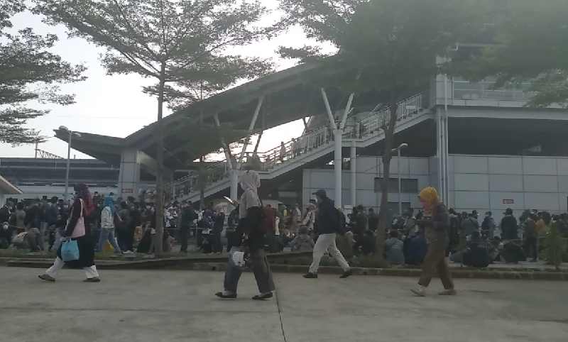Antrean calon penumpang di Stasiun Cikarang (foto:BeritaTrans.com/ahmad) 