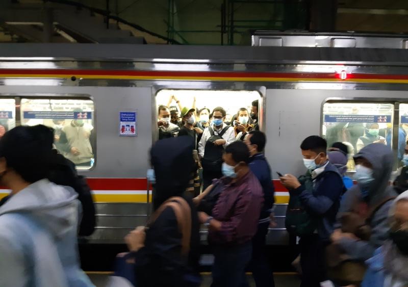 Banyak penumpang turun dari rangkaian KRL, tapi KRL masih saja penuh. (Ist)