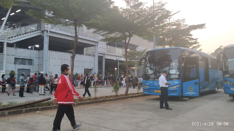 Penumpang Bus gratis BPTJ di Stasiun Cikarang (foto:BeritaTrans.com/ahmad) 