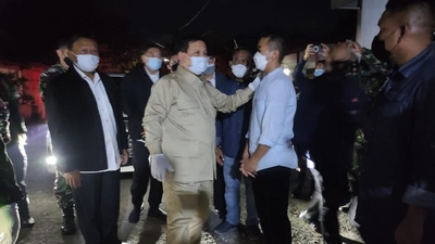 Menteri Pertahanan Prabowo Subianto mengunjungi rumah duka korban KRI Nanggala.
