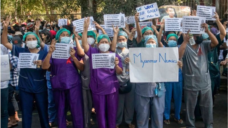 Para dokter, perawat, dan para tenaga kesehatan lainnya turut dalam aksi unjuk rasa menentang junta militer Myanmar. Foto: Getty Images.